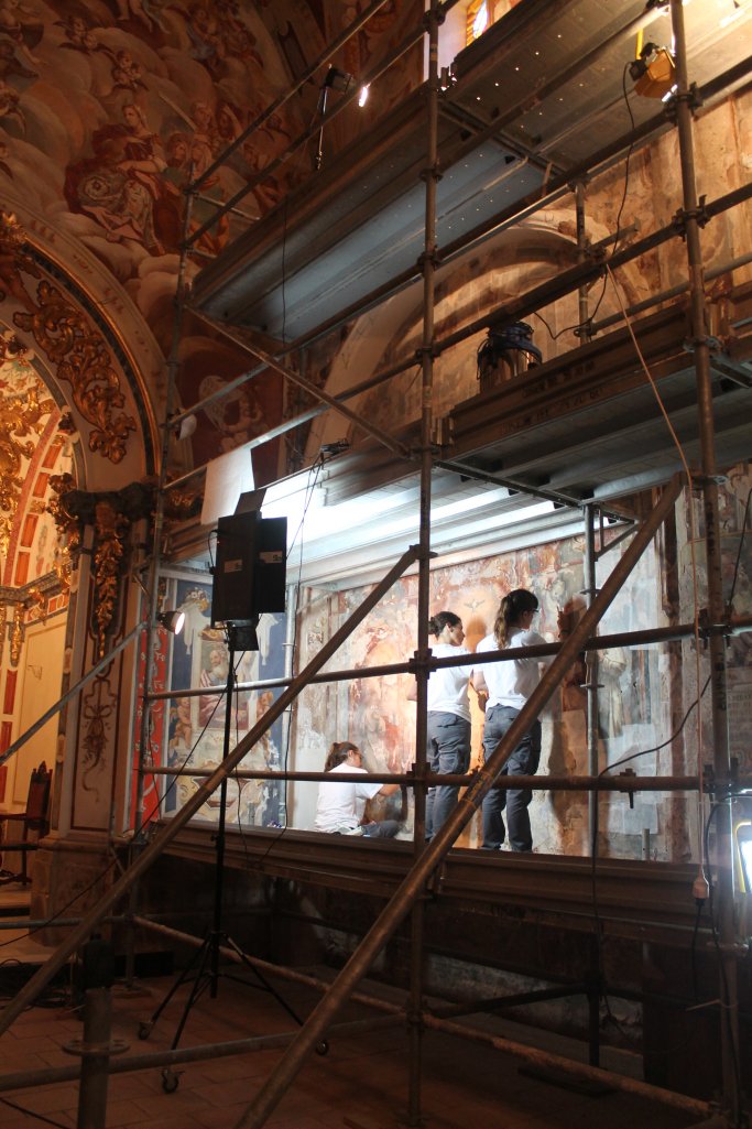 Equip de restauradores intervenint sobre les pintures del lateral dret