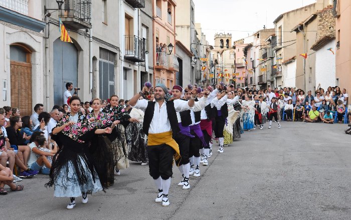 La imagen puede contener: 4 personas, personas sonriendo, personas de pie, personas caminando, boda, multitud, calzado y exterior